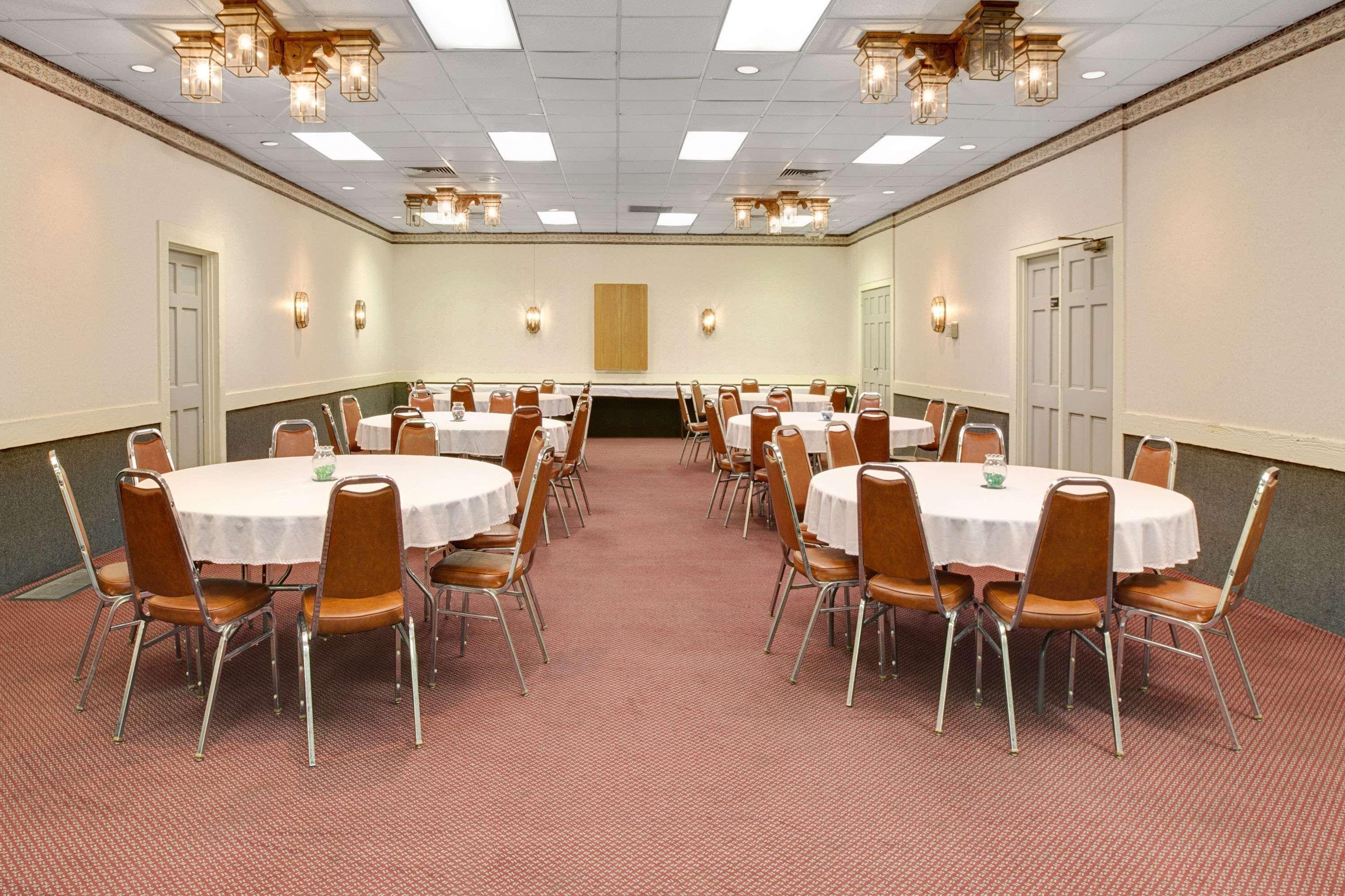 Super 8 by Wyndham Norman Hotel Bagian luar foto