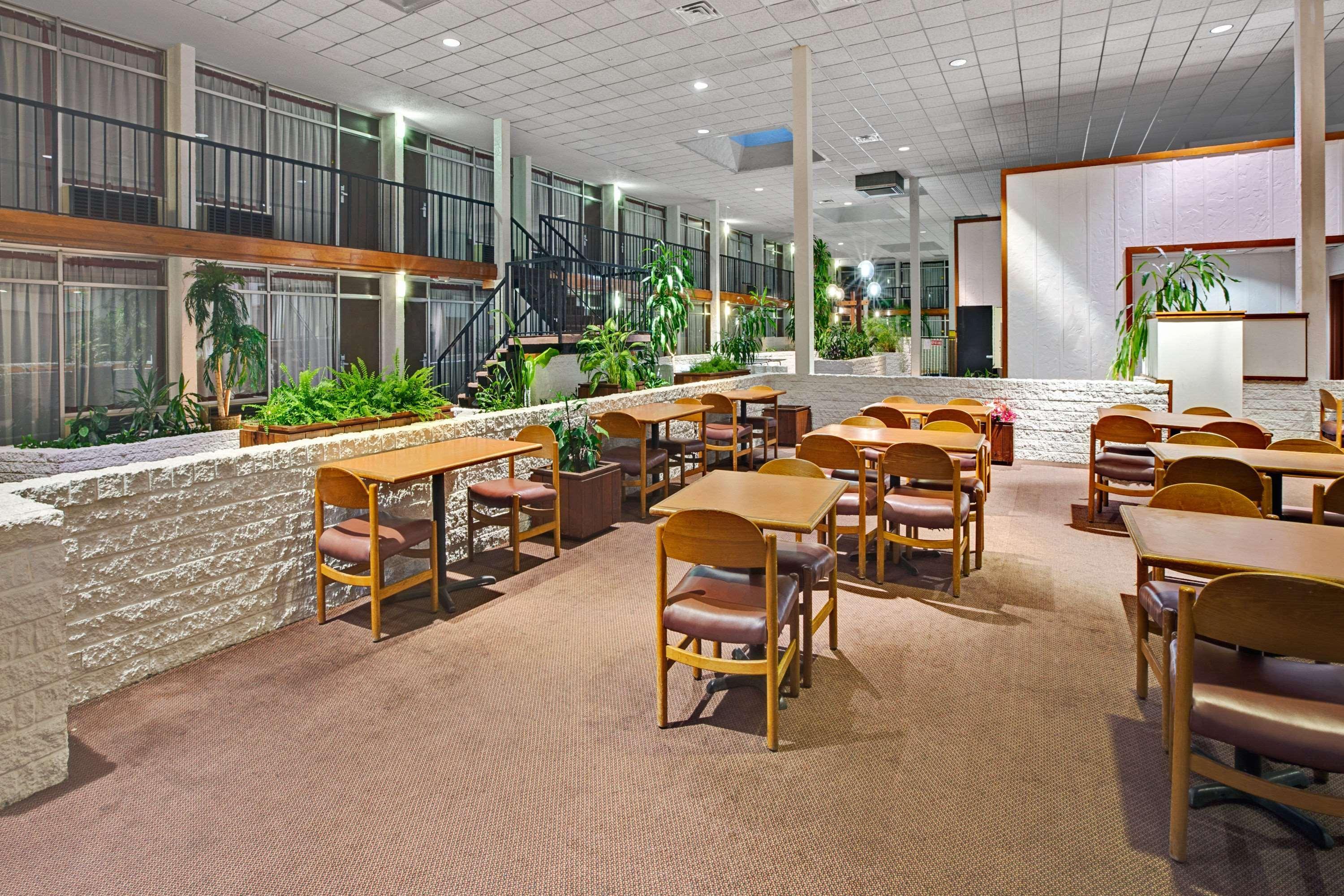 Super 8 by Wyndham Norman Hotel Bagian luar foto