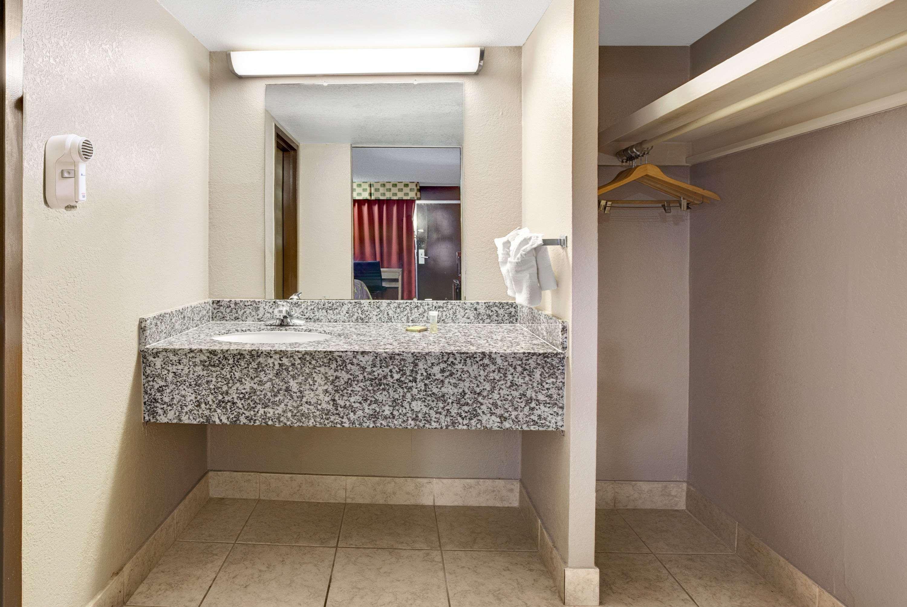 Super 8 by Wyndham Norman Hotel Bagian luar foto