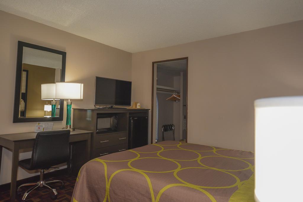 Super 8 by Wyndham Norman Hotel Bagian luar foto