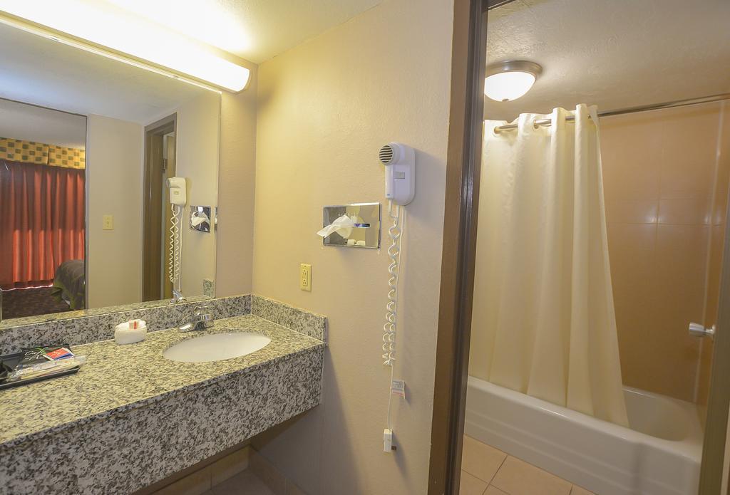Super 8 by Wyndham Norman Hotel Bagian luar foto
