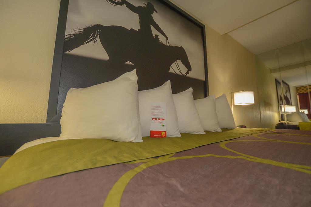 Super 8 by Wyndham Norman Hotel Bagian luar foto