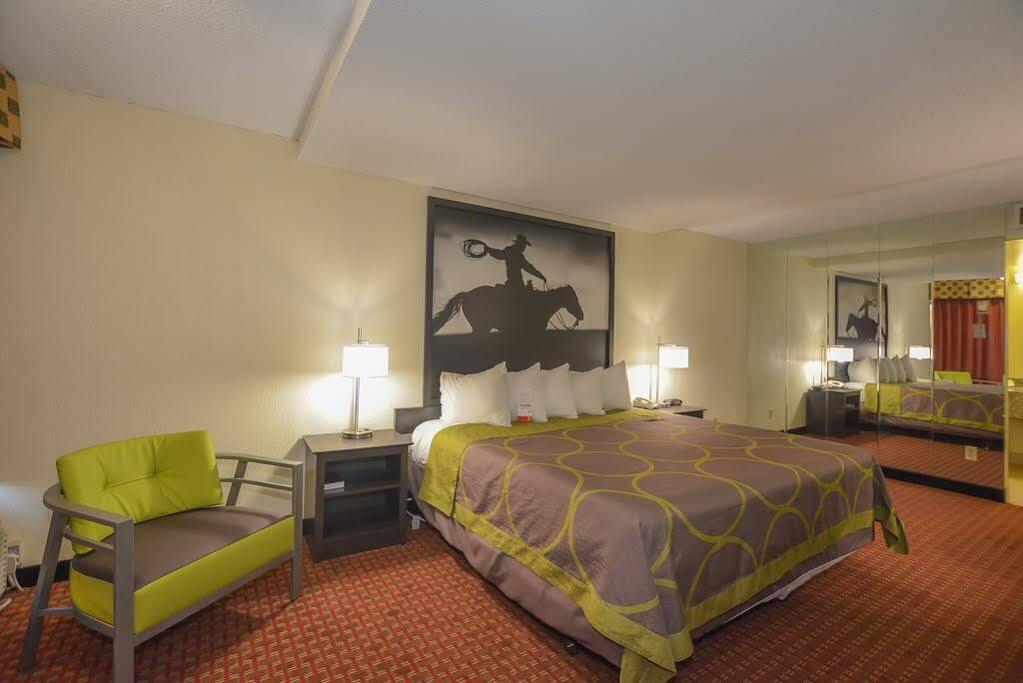 Super 8 by Wyndham Norman Hotel Bagian luar foto