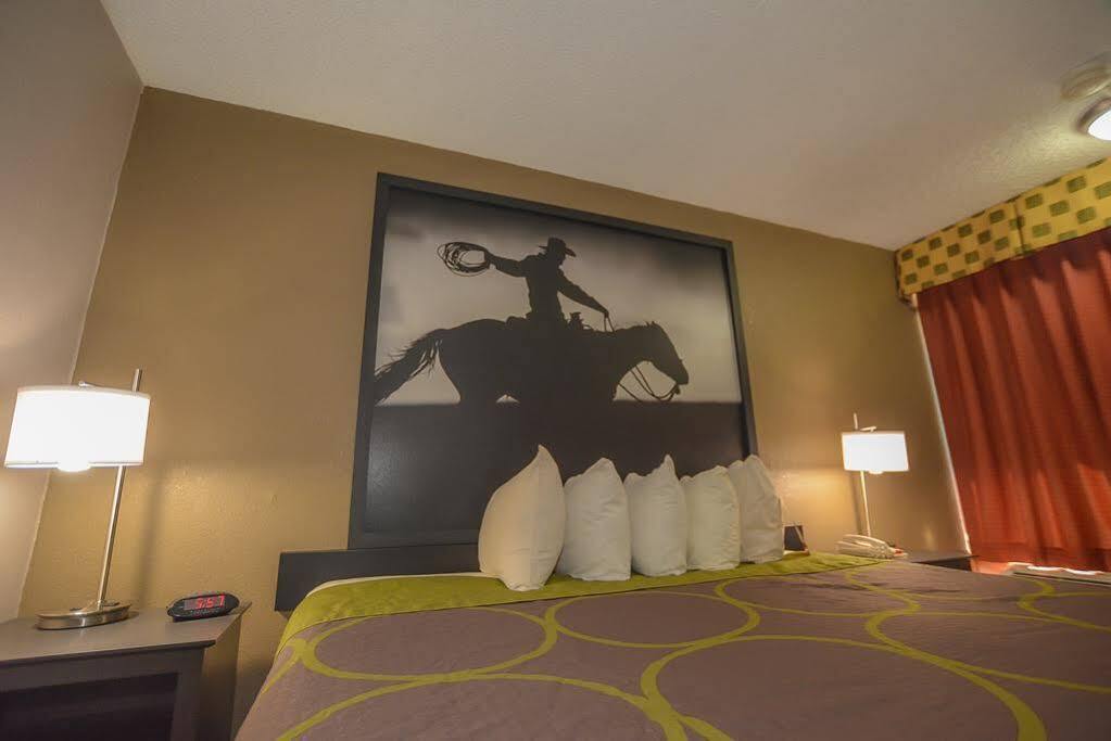 Super 8 by Wyndham Norman Hotel Bagian luar foto